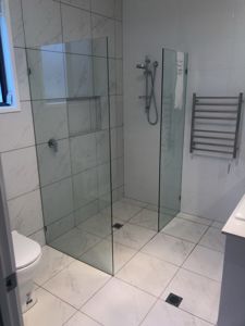 Frameless-Shower-Screen-with-Polished-Silver-Clips2-768x1024
