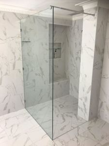 Frameless-Shower-Screen-with-Polished-Silver-Clips3
