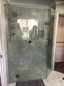 FramelessShowerScreenwithPolishedSilverHingesanEnduro-ShieldCoatingforeasycleaning2