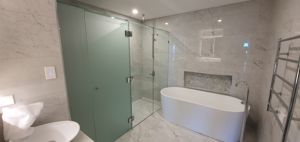 FramelessT-ScreenforShowerToiletareaLHSPanelsareacidetchedglassRHSpanelsareclearglasswithPolishedSilverHinges
