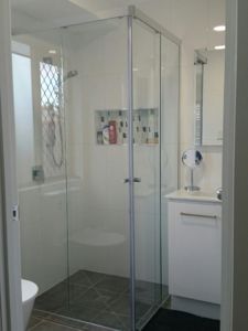 CornerSlidingShowerScreenwithPolishedSilverAluminiumPolishedSilverShowerScreenKnobs
