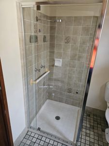 6mmOverlapCornerClearGlassSatinChromeHardwareFrame
