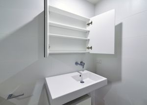 Product-Mirrors-ShavingCabinet3