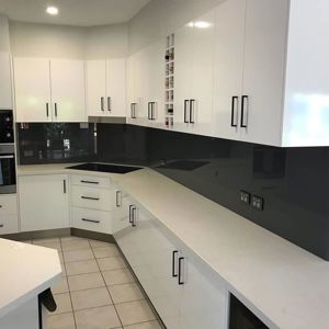 SplashBacks_PaintedGlass_DuluxBasaltC30withMetallicFleck