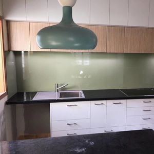 Splashbacks_PaintedGlass_DuluxOliveLeaf