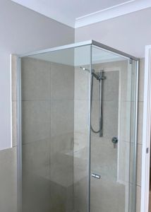 ShowerScreens_6mm_S3Core_MattSilverFrame_Corner_FrontAndReturn_TOP