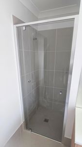 ShowerScreens_6mm_S3Core_PolishedSilverFrame_Front_AccessibleEntry_BarrelKnob2