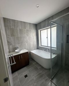 ShowerScreens_6mm_S3Core_PolishedSilverHardware_Corner_GJGardnerSpringfieldRipley