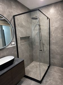 Shower-Screen_6mm_S3-Sleek_Black_Corner_J569874_Cg
