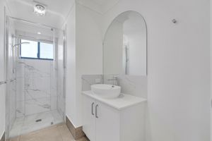 Shower_Screens_6mm_S3Sleek_Mirrors_Frameless_Arch_Accessible_Polished_Silver