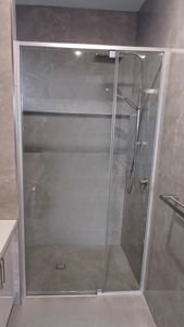 ShowerScreens_ 6mm_S3Sleek_MattSilverFrame_Front_Accessible