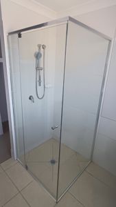ShowerScreens_6mm_S3Sleek_PolishedSilverFrame_Corner_FrontAndReturn_Accessible_1