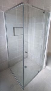 ShowerScreens_6mm_S3Sleek_PolishedSilverFrame_Corner_FrontAndReturn_Accessible_3