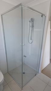 ShowerScreens_6mm_S3Sleek_PolishedSilverFrame_Corner_FrontAndReturn_Accessible_5