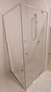 ShowerScreens_6mm_S3Sleek_PolishedSilverFrame_Corner_FrontAndReturn_Accessible_8