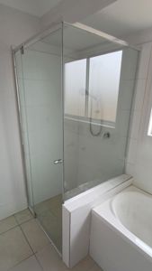 ShowerScreens_6mm_S3Sleek_PolishedSilverFrame_Corner_FrontAndReturn_Accessible_9