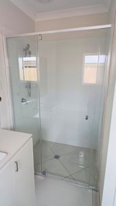 ShowerScreens_6mm_S3Sleek_MattSilverFrame_Front_Accessible_11