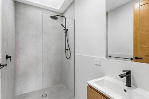 ShowerScreens_6mm_Panels_BlackHardware_CheneyConstructionsQld.jpg_CG(1)