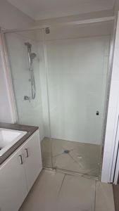 ShowerScreens_6mm_S3Sleek_PolishedSilverFrame_Front_Accessible_3