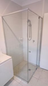 6mm_S3Sleek_PolishedSilverFrame_Corner_FrontAndReturn_Accessible_6