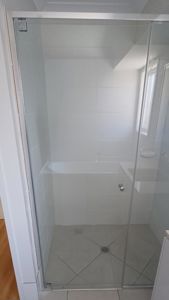 ShowerScreens_6mm_S3Sleek_PolishedSilverFrame_Front_Accessible_4