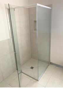 ShowerScreens_S3Sleek_MattSilverHardware_Corner_FrontAndReturn