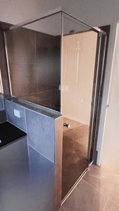 ShowerScreens_6mm_S3Sleek_PolishedSilverFrame_Corner_FrontAndReturn_Accessible_4