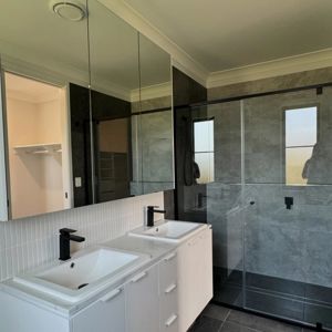 ShowerScreens_6mm_Inline_BlackFrame_ShavingCabinets_White_3Doors_creationhomes