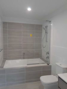 6mm_Panel_Bath_PolishedSilver_UChannel_CornerGusset