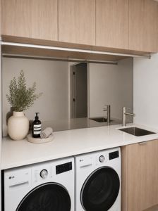 Splashback_MirrorMax_Bronze_laundry_rail_582328-CG