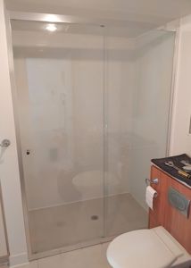 ShowerScreens_6mm_Slider_Front_PolishedSilverFrame