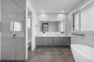 ShowerScreens_10mm_Hinged_Mirrors_Frameless_Cheneyconstructionsqld