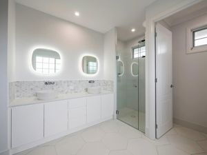 ShowerScreens_10mm_Hinged_Front_PolishedSilverHardware_StroudHomesBrisEast