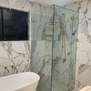 ShowerScreens_10mm_Hinged_GoldHardware_Corner_FrontAndReturn_HeaderBrace_SonaBuilt
