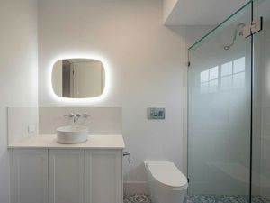 ShowerScreens_10mm_Hinged_HeaderBrace