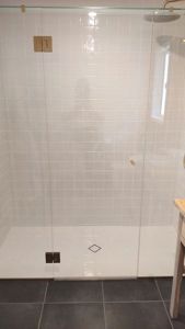 ShowerScreens_10mmHinged_GoldHardware