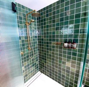 ShowerScreens_10mm_Hinged_NarrowReedGlass_Fluted_BlackHardware_PandrleeBuilders