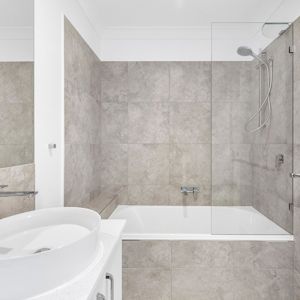 BCC_Homes_Southport2Storey_Shower_Screen_10mmPanel_CornerGusset