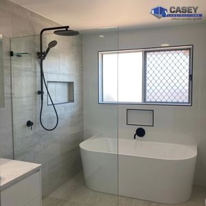 ShowerScreens_10mm_Panels_BlackHardware_CaseyConstructionsPtyLtd2