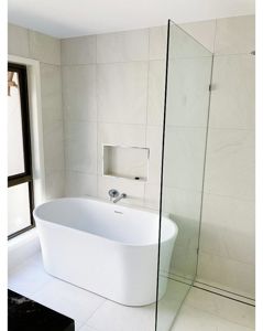 ShowerScreens_10mm_Panels_PolishedSilverHardware_TriBuildGoldCoast2