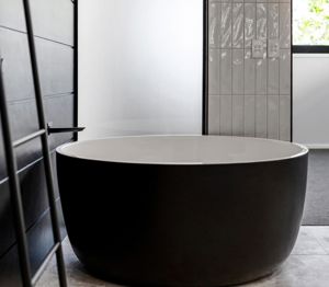 ShowerScreens_10mm_Panels_BlackHardware_AcidEtch_Frosted_Glass_OceanviewConstructions