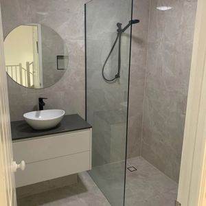 ShowerScreens_10mm_Panels_BlackHardware_Mirrors-Frameless_round_Circle_NSDBuildingAndRenovations