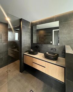 ShowerScreens_10mm_Panels_Mirrors_Micro-Framed_gjgardner_brisbanesouth
