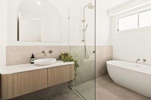 ShowerScreens_10mm_Panels_GoldHardware_Mirrors_Frameless_Silver_DEnd_arch_pillah_constructions