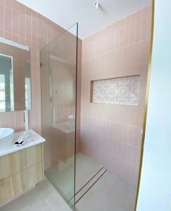 ShowerScreens_10mm_Panels_GoldHardware_Mirrors_Frameless_Rectangle_CheneyConstructionsQld
