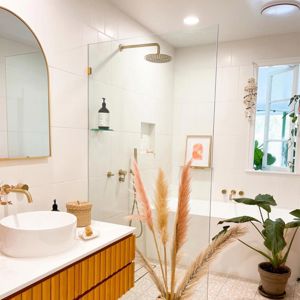 ShowerScreens_10mm_Panels_GoldHardware_CaseyConstructions