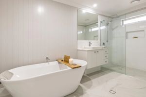 ShowerScreens_10mm_Panels_CornerGusset_MirrorsMicro_Framed_Fiteni