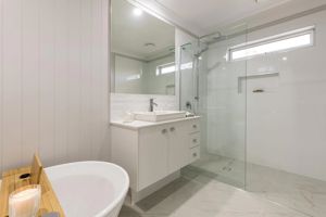 ShowerScreens_10mm_Panels_CornerGusset_MirrorsMicro_Framed_Fiteni2