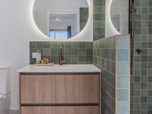 ShowerScreens_10mm_Panels_BrassHardware_FenwickBuildingGroupPtyLtd5