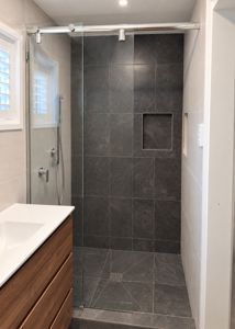 ShowerScreens-10mm_Sliding_Hydro_PolishedSilver_Accessible-CG